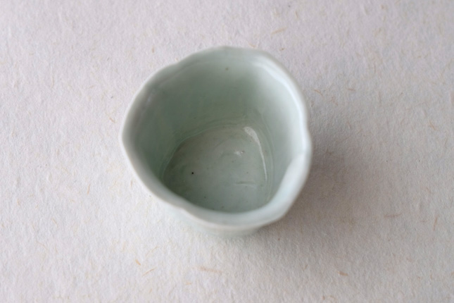 白瓷陽刻月草盃 浜野まゆみ | 作家もの和食器通販【暮らし用品】